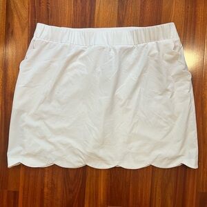 Chicos women’s white scalloped edge skirt with pockets size 3 which is 16